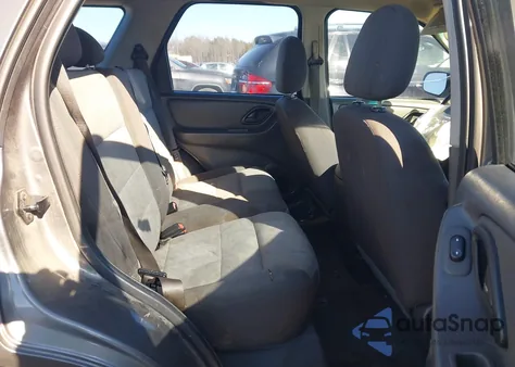 2005 Ford Escape Xls z USA, uszkodzony, nr VIN 1FMYU92Z85KA84745